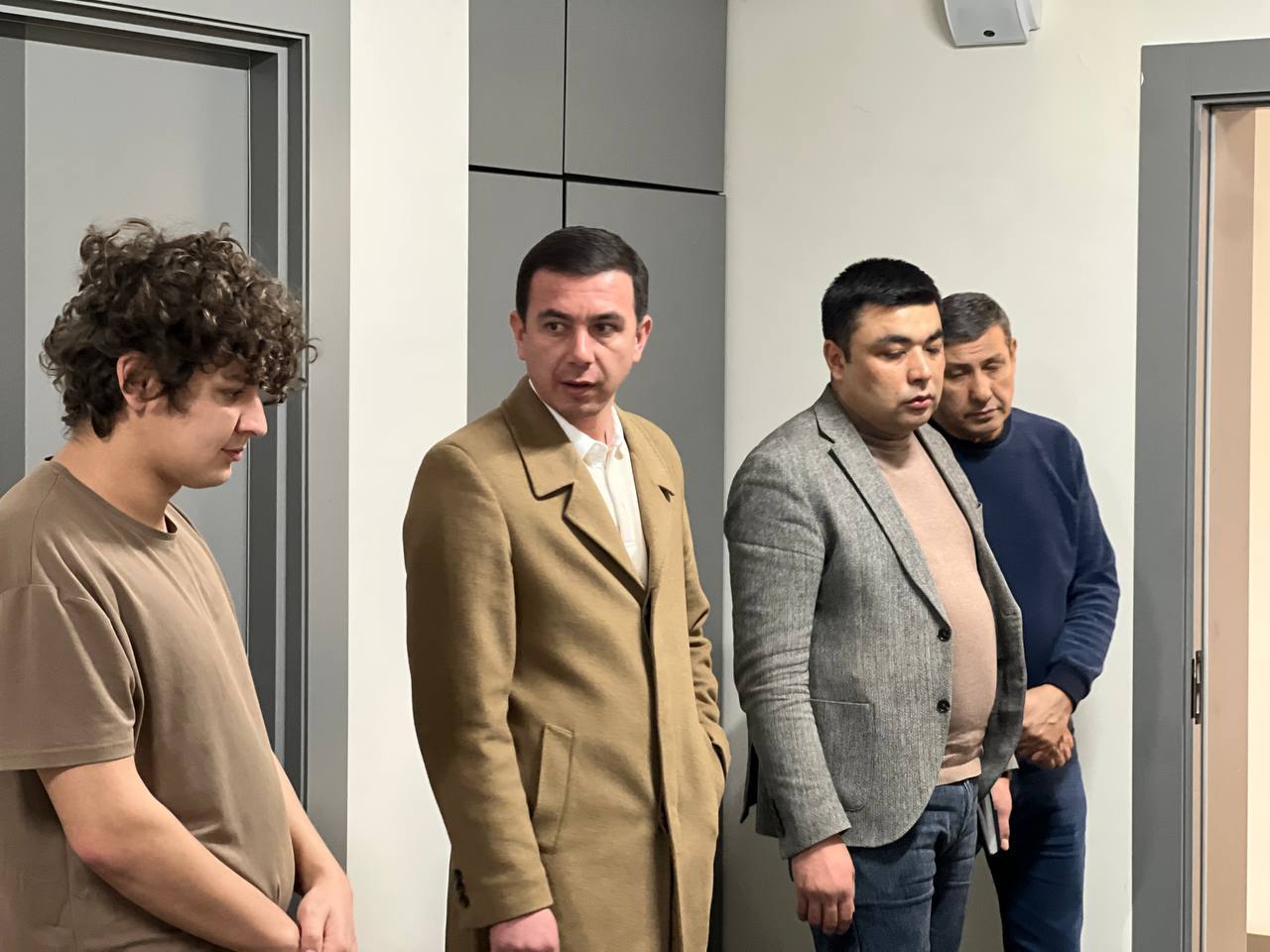 Uni aldab uyiga olib kelib siktirdi. Voyaga etgan odamlar ozlarini suratga olishadi